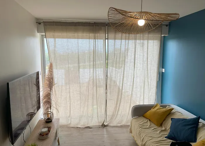 Bord De Mer: Soleil, Plage Et Grande Terrasse Pour Instants De Detente