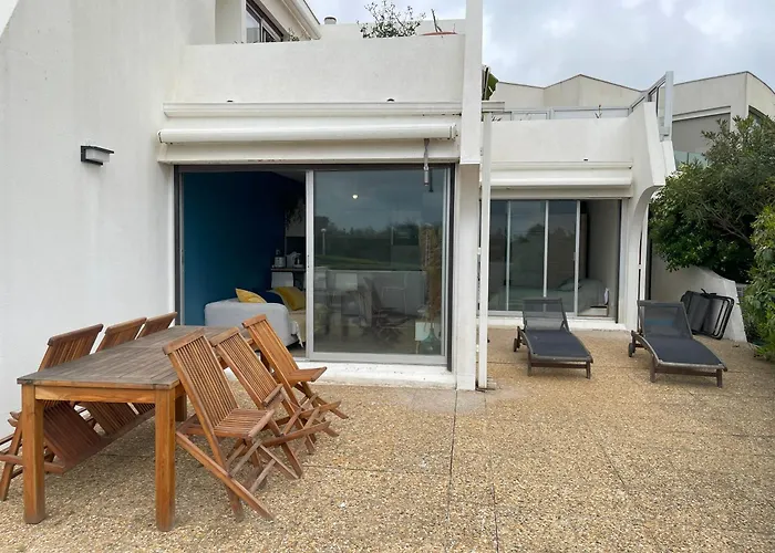 Bord De Mer: Soleil, Plage Et Grande Terrasse Pour Instants De Detente