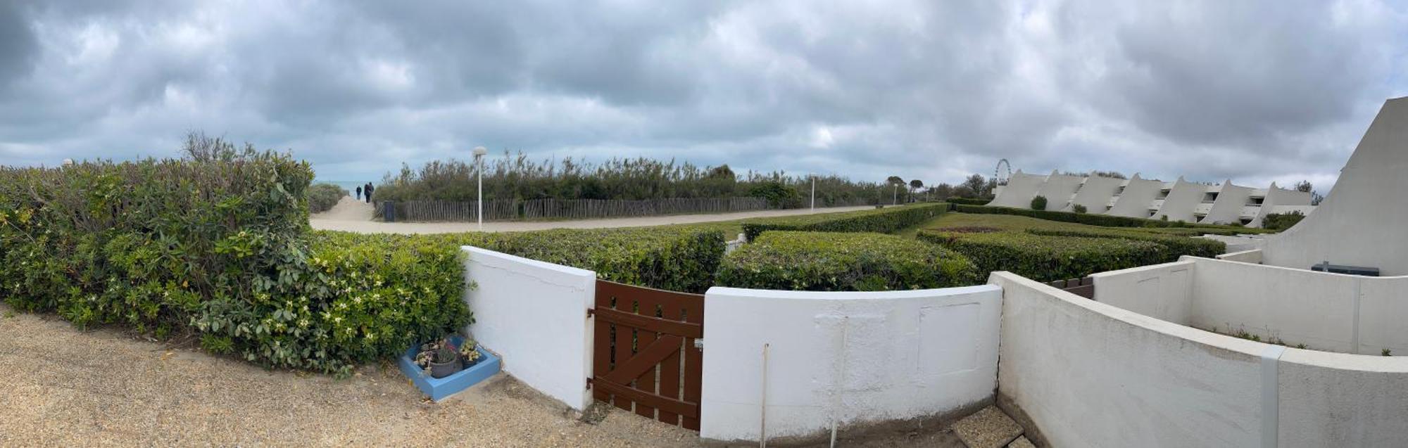 Bord De Mer: Soleil, Et Grande Terrasse Pour Instants De Detente